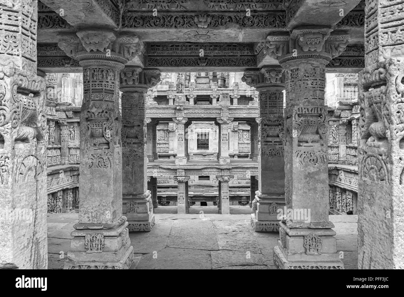 Patan, Gujarat, Indien, Dezember 05,2014 - ein Blick von Innen geschnitzten Wände und Säulen in Rani Ki Vav Stockfoto