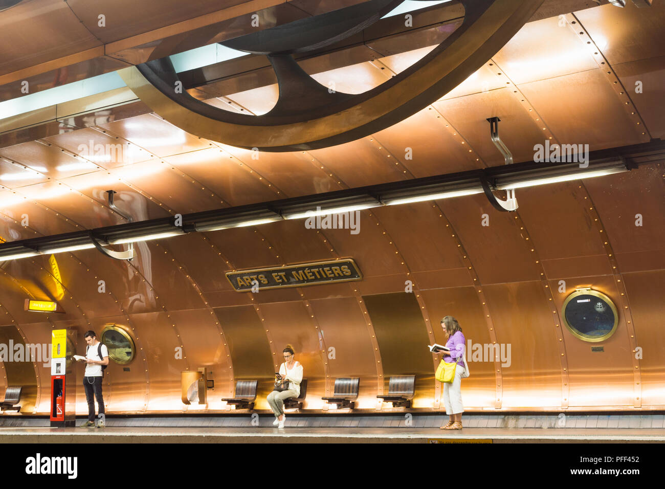Arts Et Metiers in Paris Metro - die Menschen warten auf einen Zug in der U-Bahn station Arts Et Metiers in Paris, Frankreich. Stockfoto