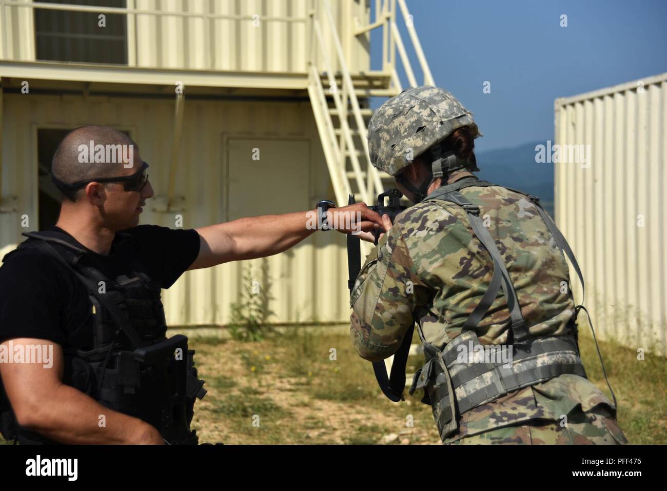 Eine serbische Streitkräfte Special Forces Team Mitglied beauftragt der  US-Army Soldaten auf ordnungsgemäße close-Quarters Battle Techniken während  der militärischen Operationen in urbanem Gelände Teil der Übung Platin  Wolfe 2018, 12. Juni 2018.