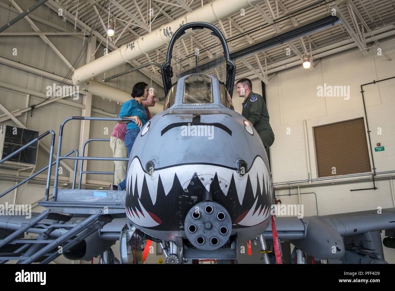 Mitglieder des gemeinsamen zivilen Orientierungskurs 88 (JCOC), sprechen Sie mit einem Flieger von der 23d Fighter Group, Juni 13, 2018, bei Moody Air Force Base, Ga. Die Mission des JCOC ist das Verständnis der Öffentlichkeit für das Militär durch Engagements zwischen den Streitkräften und Kurs Mitglieder zu erhöhen. Stockfoto