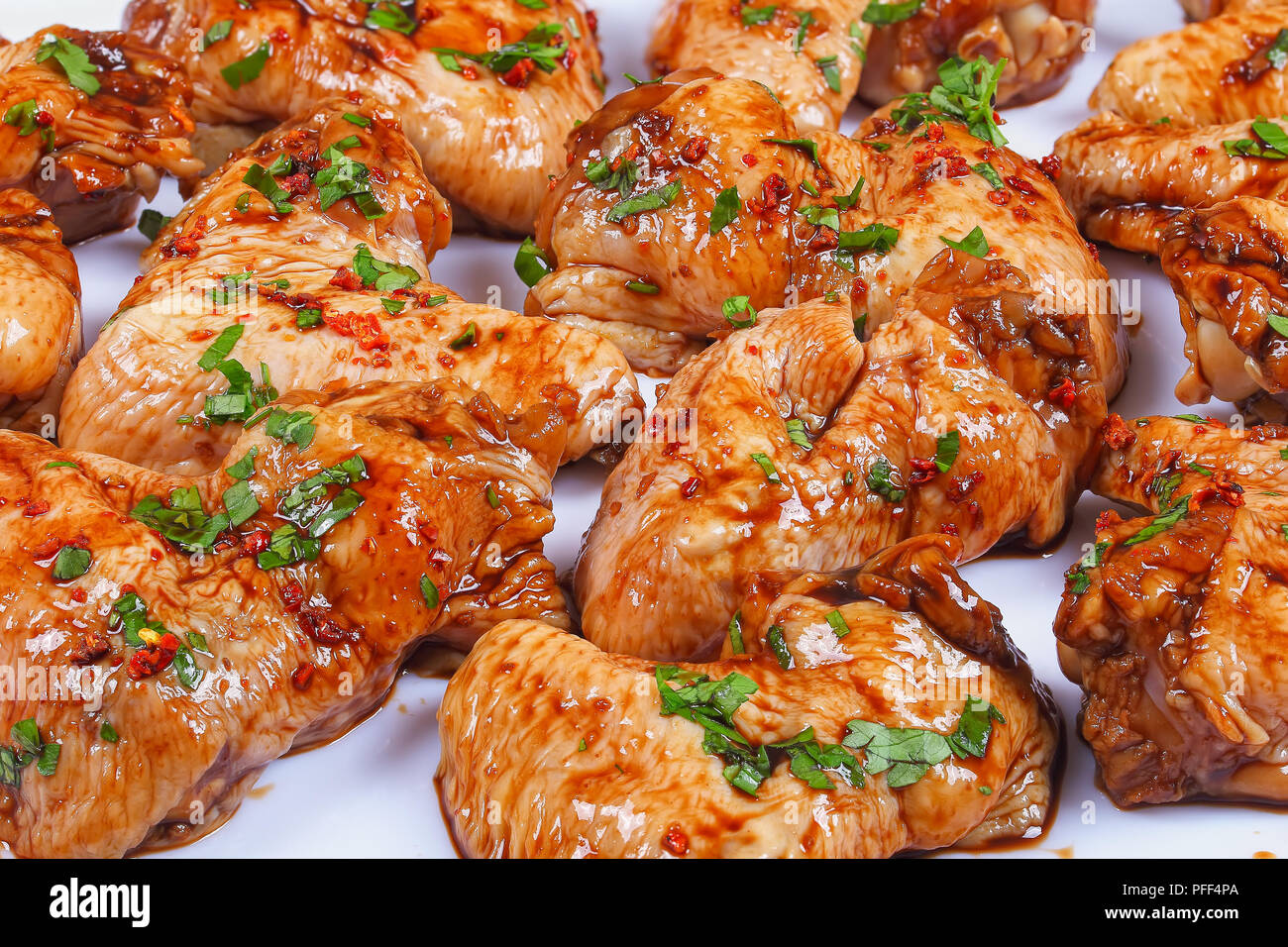 In der Nähe des raw Chicken Wings mit Gewürzen mariniert und Sojasauce entsprechend zu speziellen Rezept, Ansicht von oben Stockfoto