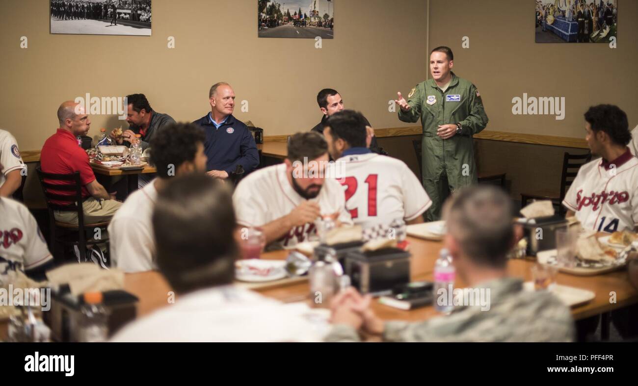 Kol. Scot Heathman, 92nd Air Refuelling Wing Commander, Gespräche mit der Spokane Indianer Baseball Team Über Team Fairchild und das Militär als Ganzes während Ihres Besuchs bei Fairchild Air Force Base, Washington am 12. Juni 2018. Unter Unterricht in Kommunikation und Teamarbeit gelernt, den Indianern gelernt, wie viele junge Männer und Frauen, die in der heutigen militärischen dienen, sind im gleichen Alter wie Sie; Flieger tragen eine Uniform, aber spielen in einer anderen Arena. Stockfoto