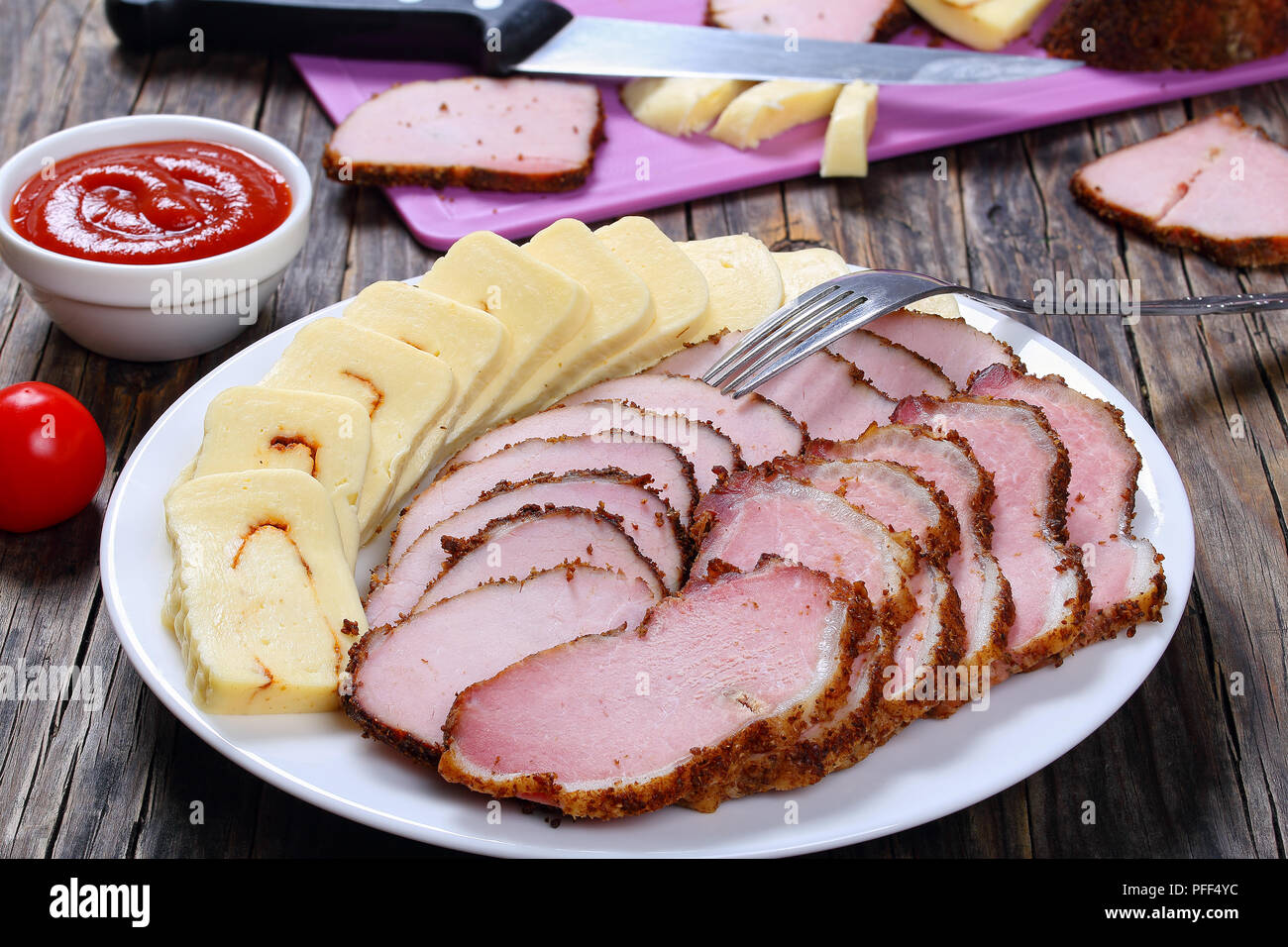Geröstet geschnitten und geräuchertes Fleisch und gefüllt mit Chili paste Mozzarella am Platter auf Holztisch, Schneidebrett mit Messer, Stücke von Fleisch und Stockfoto