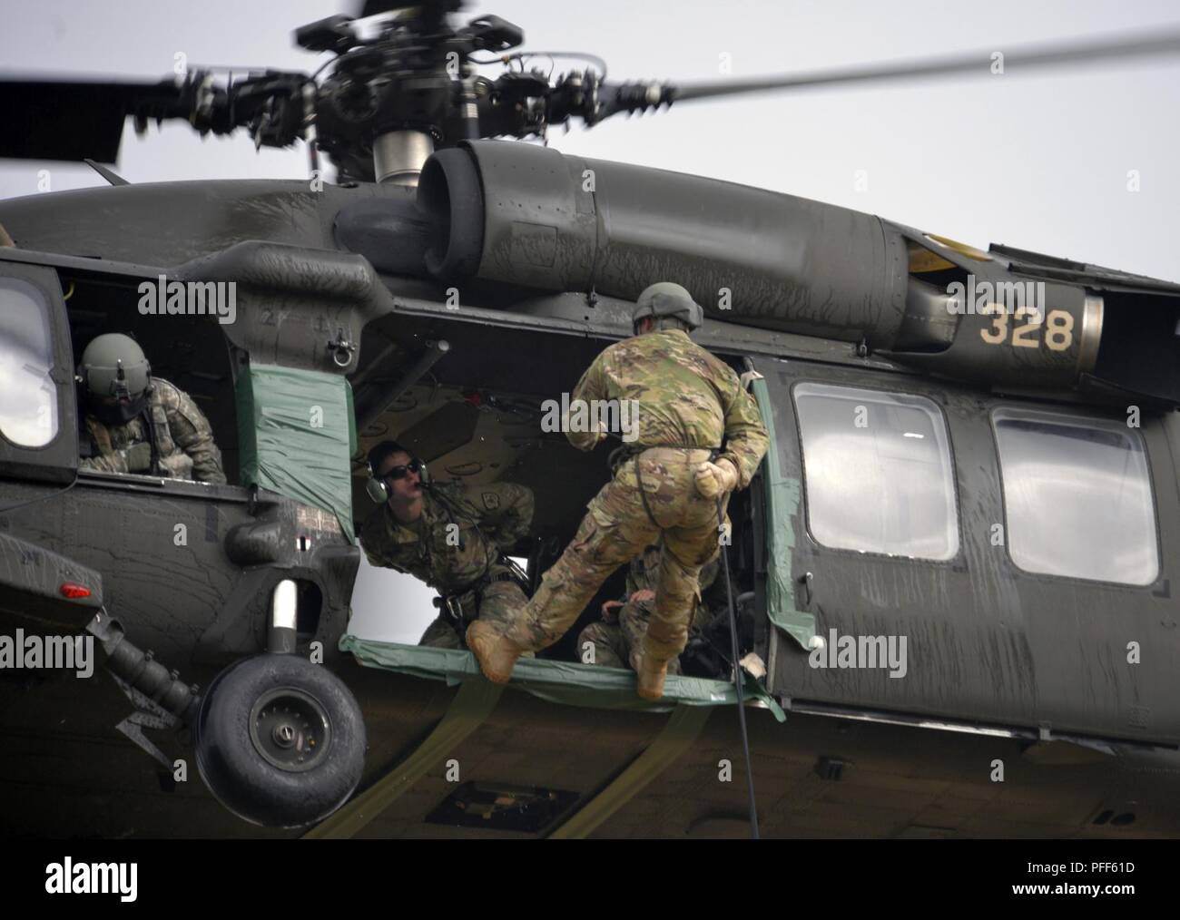 Ein Army National Guard Soldat führt den Befehl und Kontrolle Teil der Masterstudiengang Rappel, 13. Juni 2018, am Lager Rilea in der Nähe von Troy, Michigan. Um die Flugzeuge rappel, Soldaten waren erforderlich, drei offene Seite rappels innerhalb von 24 Stunden nach Ihrer geplanten Test abzuschließen. Der Test zeigt die Fähigkeit der Schüler erfolgreich mehrere abseilen Soldaten aus der ein Drehflügler auf etwa 90 Meter über dem Boden zu senden. ( Stockfoto