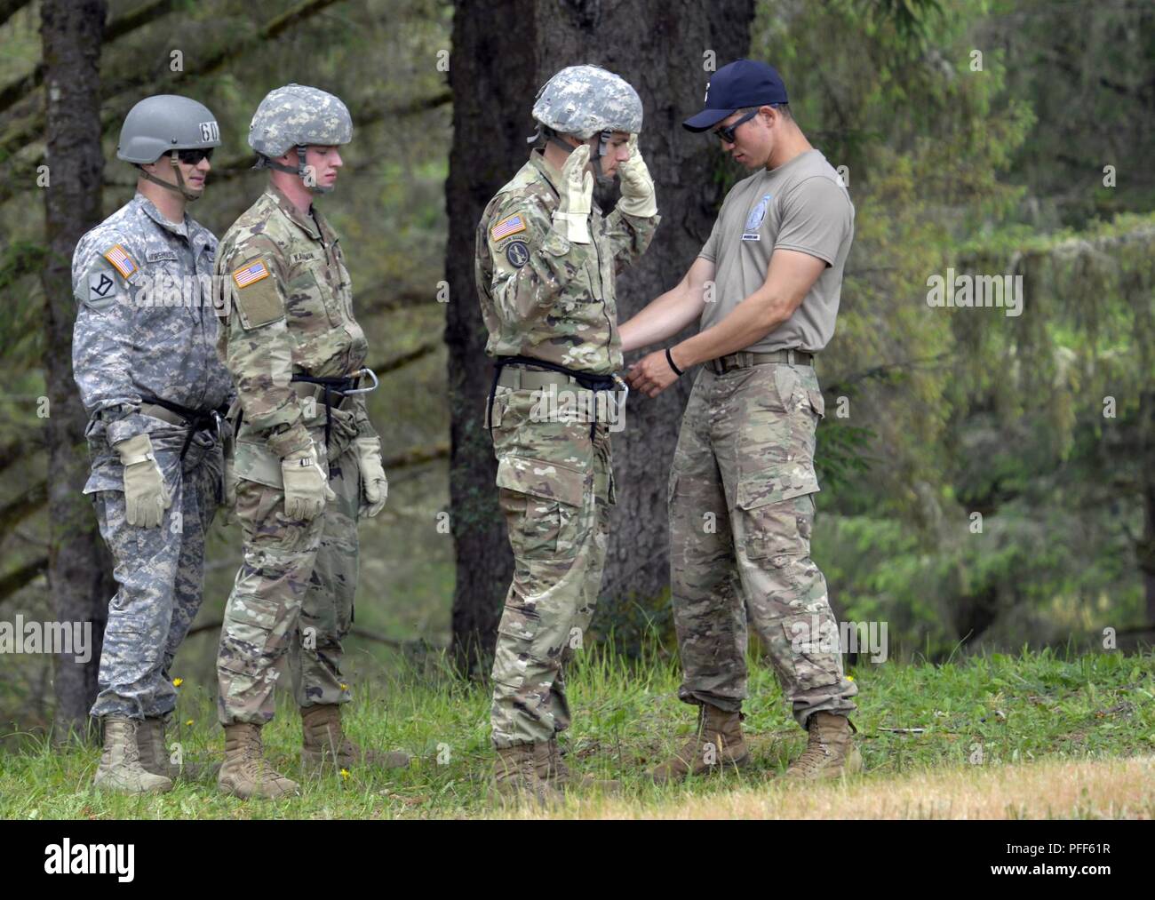 Ein Krieger Training Center Instructor vervollständigt ein Rappel Master Personal Inspektion (RMPI) auf Schüler - Soldaten vor Ihrem Training abseilen unten eine schräge Wand, Juni 12, 2018, als Teil des Curriculums während eines einwöchigen Rappel Master Kurs in Camp Rilea in der Nähe von Troy, Michigan statt. Studenten beginnen den Kurs lernen grundlegende Abseilen und Befehl und Kontrolle, bevor Sie auf Advanced (Rettung) abseilen. ( Stockfoto