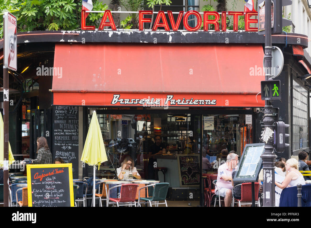 Pariser Brasserie La Favorite auf der Rue de Turbigo im 10. arrondissement. Frankreich. Stockfoto