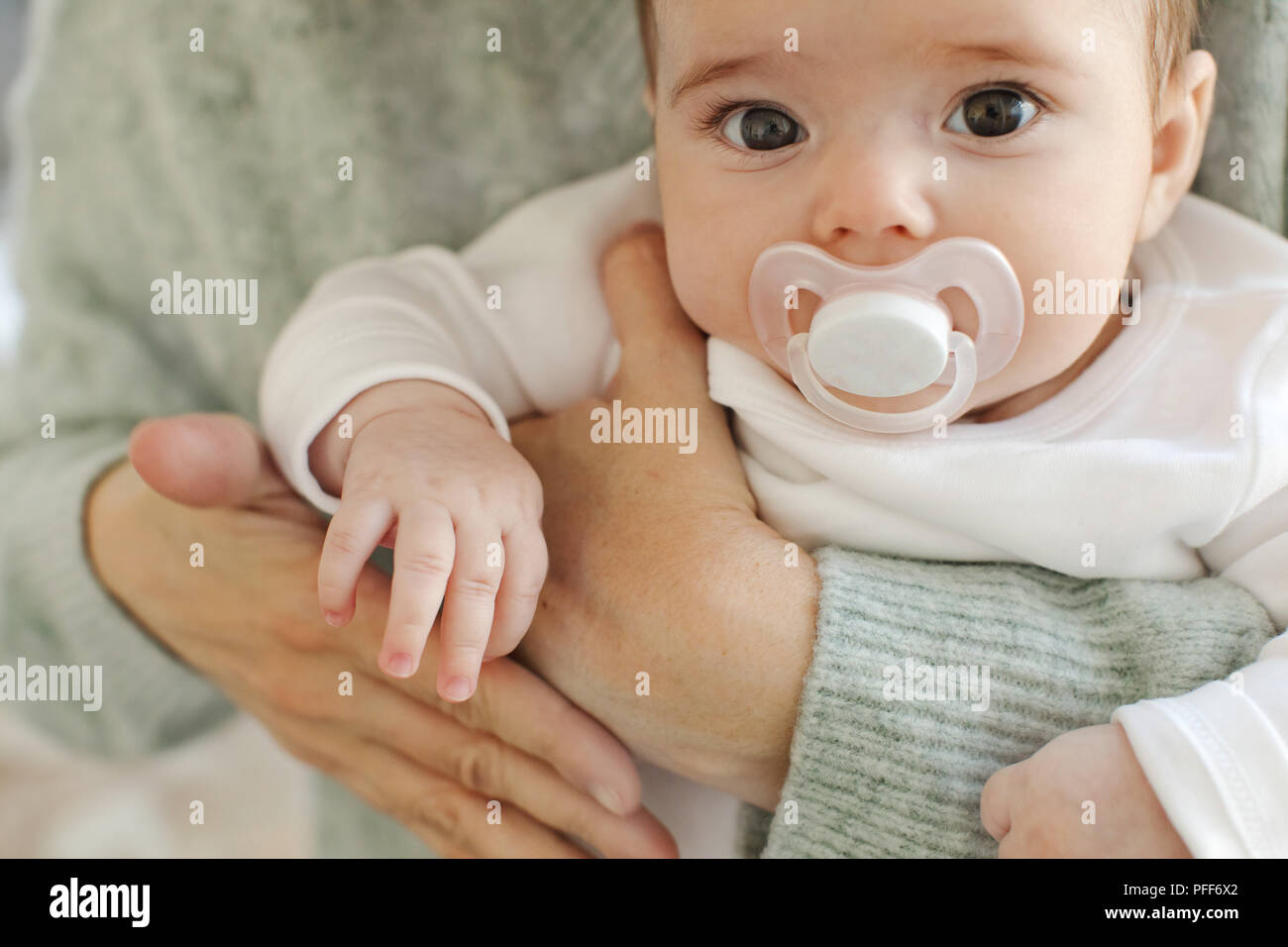 Erntegut Mutter Holding Baby Stockfoto