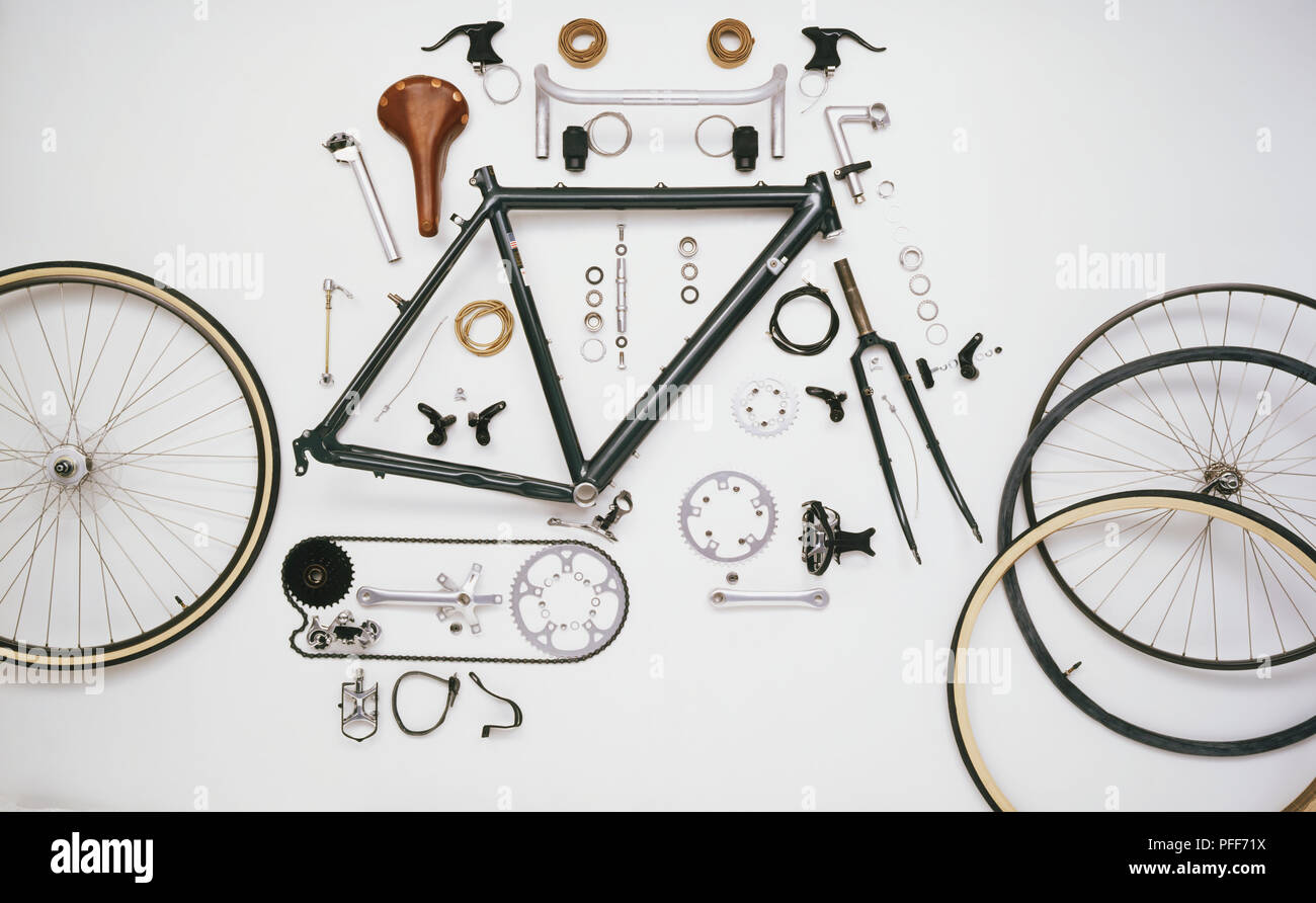 Einzelne Teile eines Tourenrads, einschließlich 50 Zähne Kettenblatt,  sieben speed Freilauf, Spinne, Kurbel, Staubkappe, Schaltwerk  Stockfotografie - Alamy