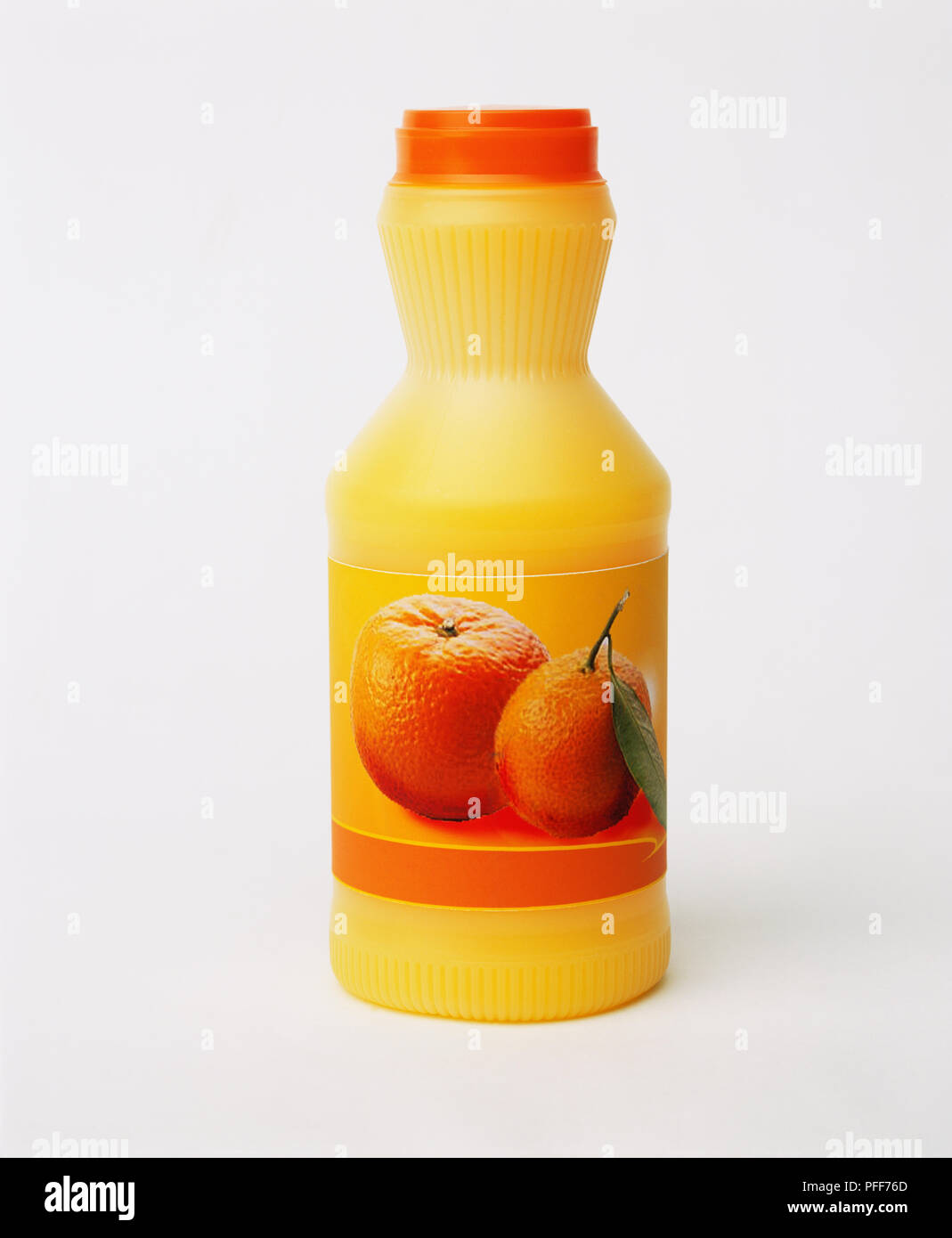 Kunststoff Flasche Orangensaft mit einem Bild von Orangen auf dem Etikett. Stockfoto