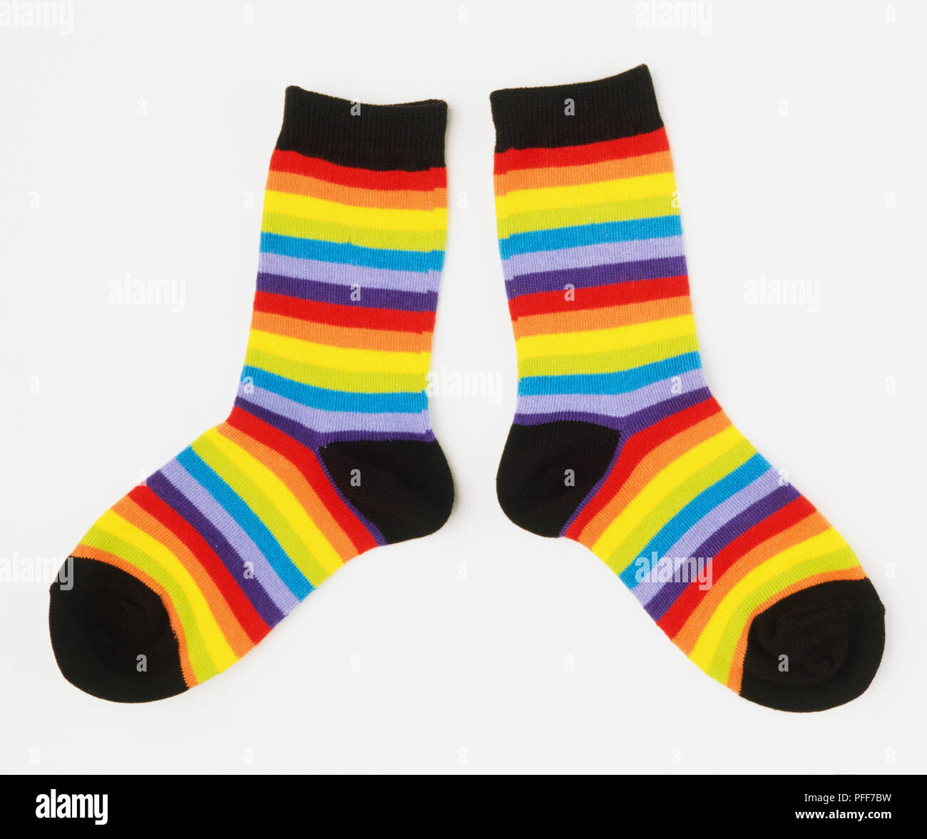 Paar bunte Socken für Kinder. Stockfoto
