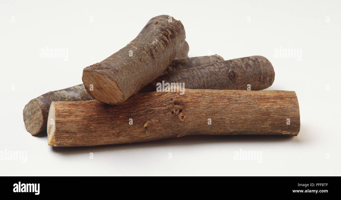 Haufen von hölzernen Maschinenbordbüchern. Stockfoto