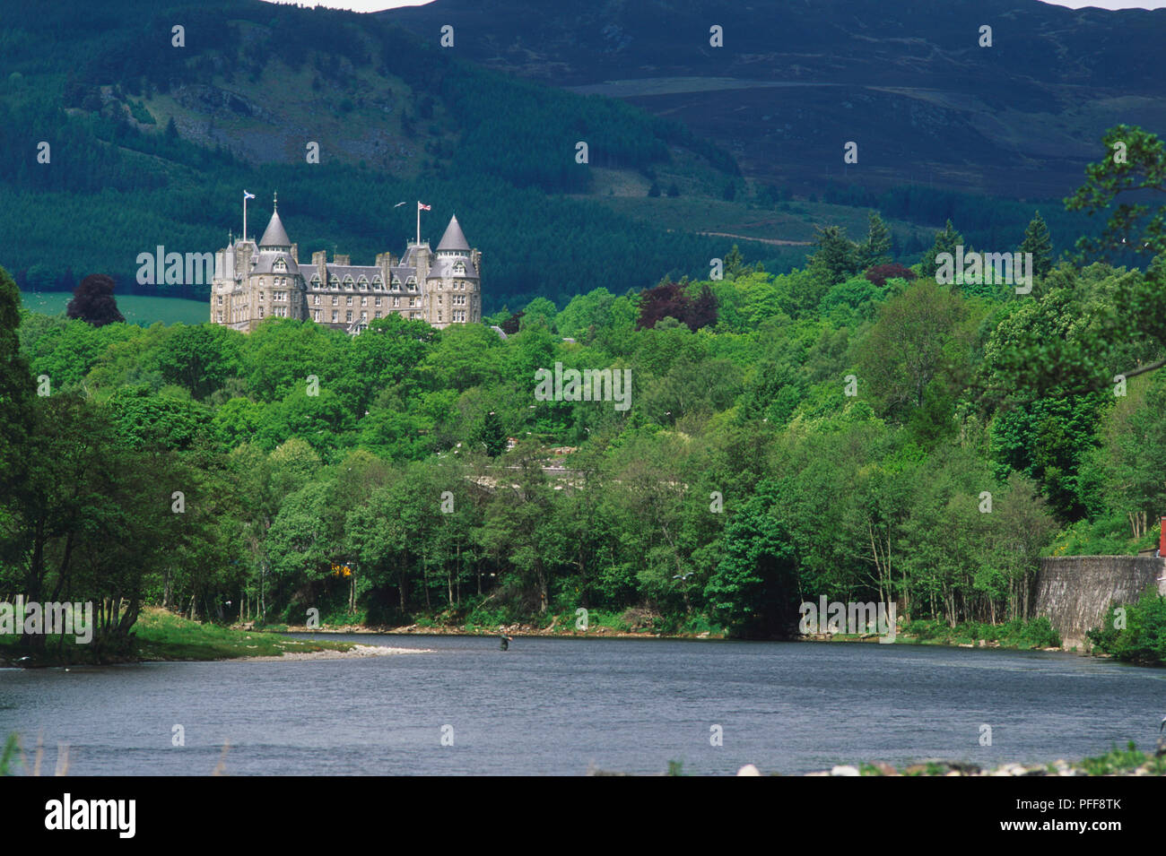Großbritannien, Schottland, Perthshire, Pitlochry, Atholl Palace Hotel, Blick auf See und Wald Wald mit Burg in der Ferne. Stockfoto