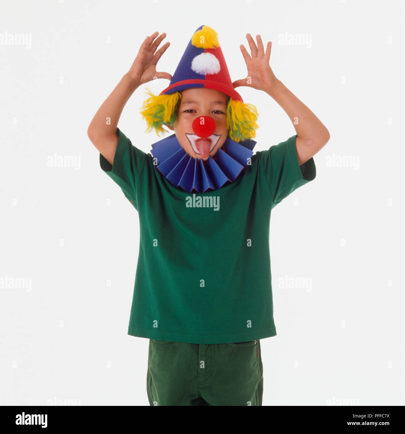 Junge in Clown Kostüm herum täuschen Stockfoto