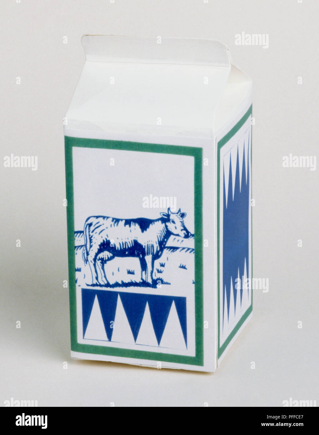 Karton Milch Mit Bild Der Kuh Auf Der Seite Stockfotografie - Alamy