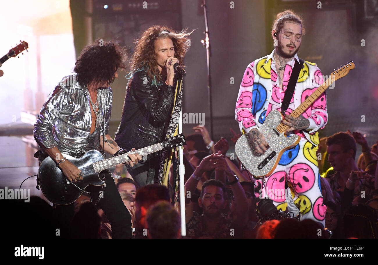 Post Malone (rechts) führt mit Joe Perry (links) und Steven Tyler von Aerosmith auf der Bühne im Jahr 2018 MTV Video Music Awards in der Radio City Music Hall in Los Angeles, USA statt. Bild Datum: Montag, August 20, 2018. Siehe PA Geschichte SHOWBIZ VMAs. Foto: PA/PA-Kabel auf der Bühne im Jahr 2018 MTV Video Music Awards statt, die auf dem Forum in Los Angeles, USA. Bild Datum: Montag, August 20, 2018. Siehe PA Geschichte SHOWBIZ VMAs. Foto: PA/PA-Kabel Stockfoto