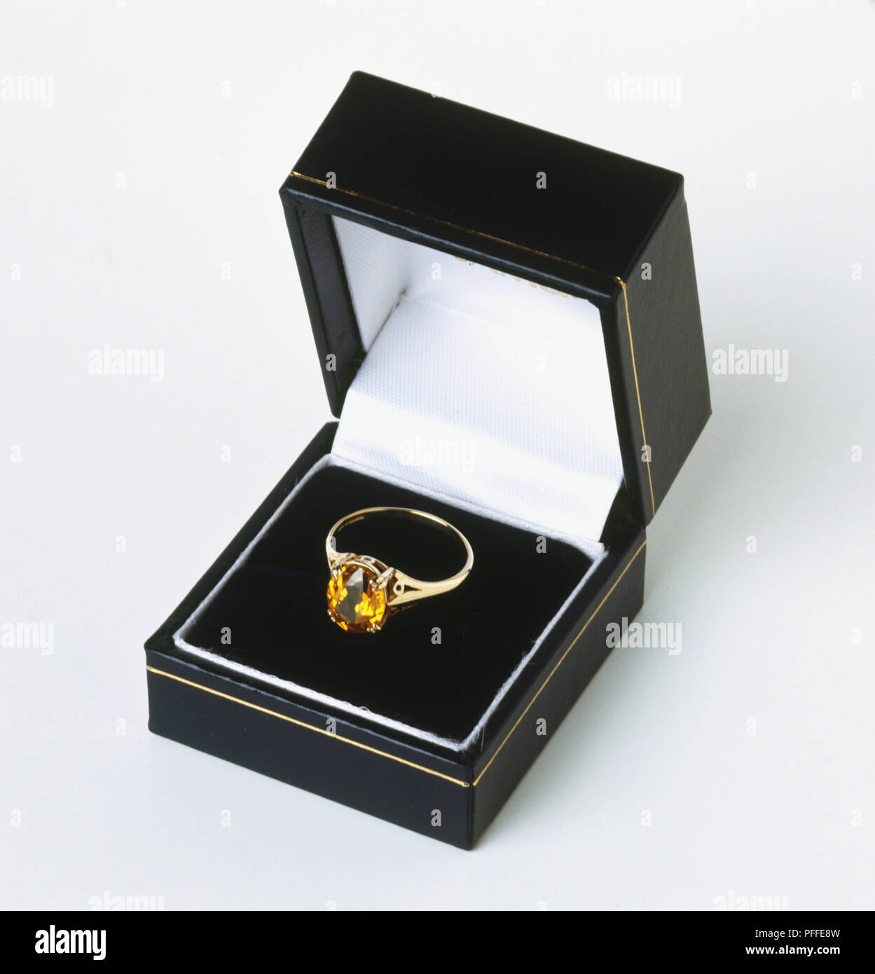 Goldener Ring im Feld Präsentation hohen Winkel anzeigen Stockfoto