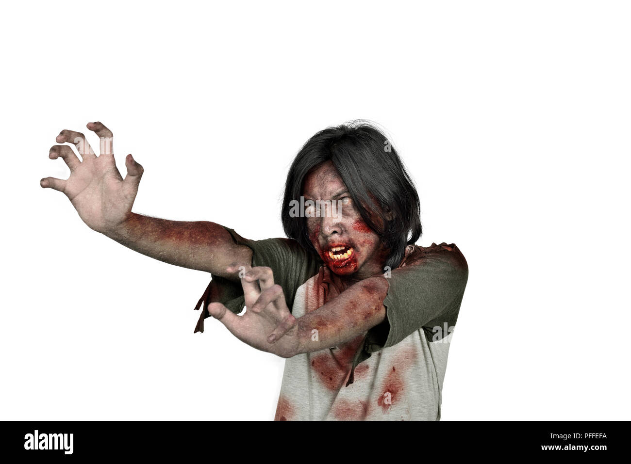 Creepy zombie Mann mit blutigen Händen, die auf weißem Hintergrund Stockfoto
