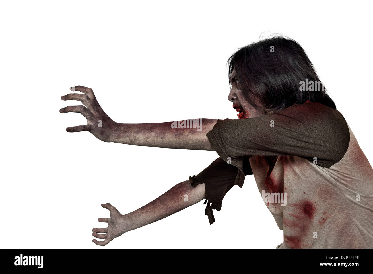 Seitenansicht des gruseligen zombie Mann mit schmutzigen Händen, die auf weißem Hintergrund Stockfoto