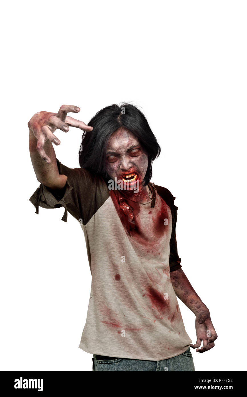 Portrait von scary zombie Mann mit Händen für Kratzen auf weißem Hintergrund posiert Stockfoto