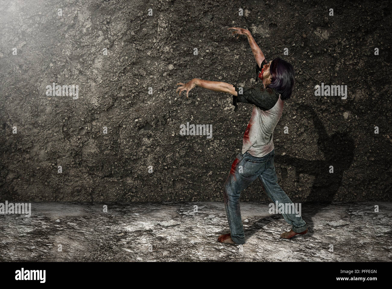 Seitenansicht von Spooky zombie Mann mit Händen für Kratzen gegen grunge Wand Hintergrund Stockfoto