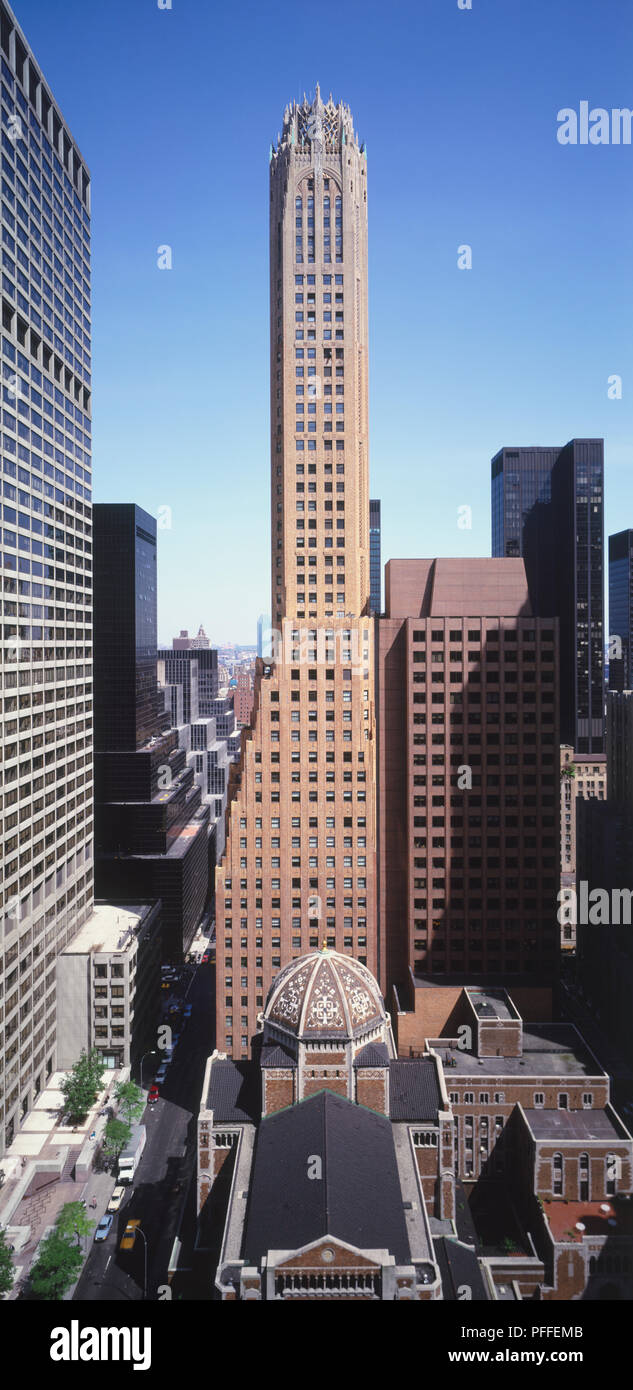 USA, New York, Manhattan, General Electric Building, Art déco-Wolkenkratzer mit Stacheligen "Radiowellen" Krone. Stockfoto