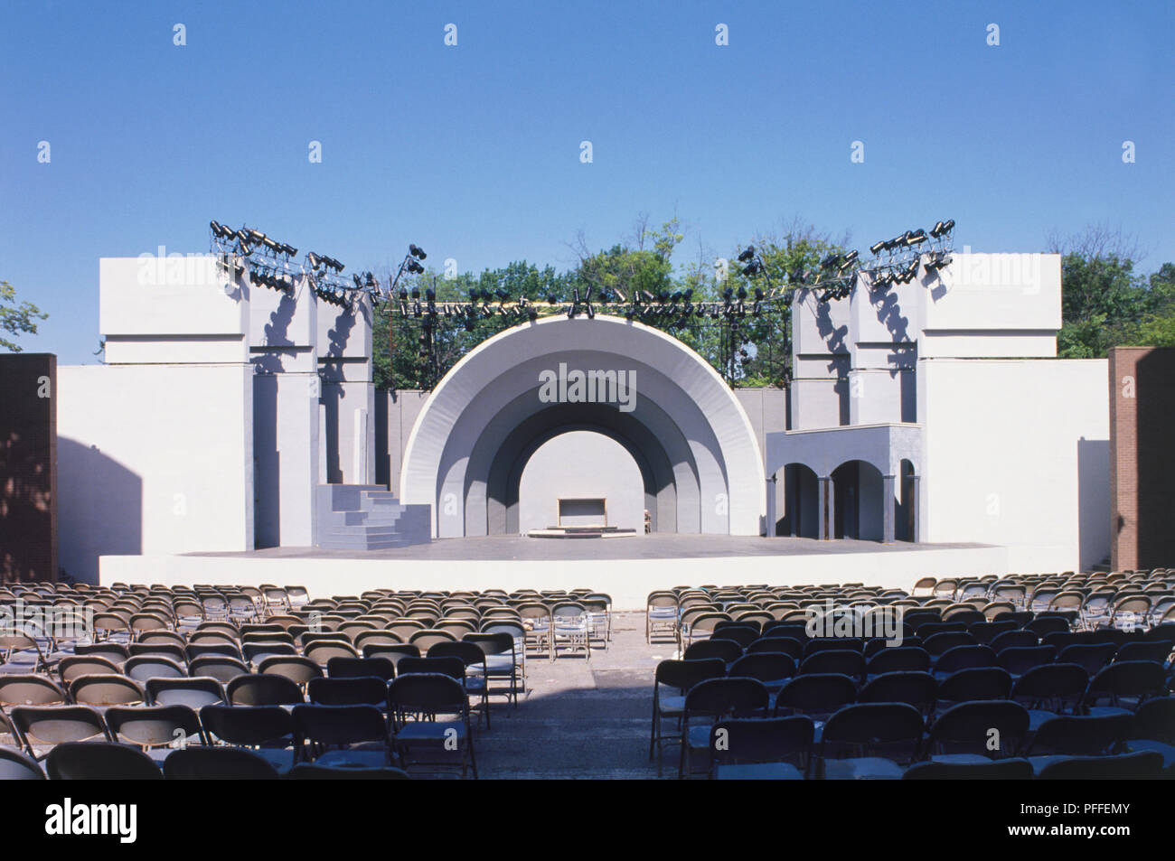 USA, New York, Brooklyn, Prospect Park, Art Deco Musikpavillon mit Reihen von leeren Sitze vor. Stockfoto