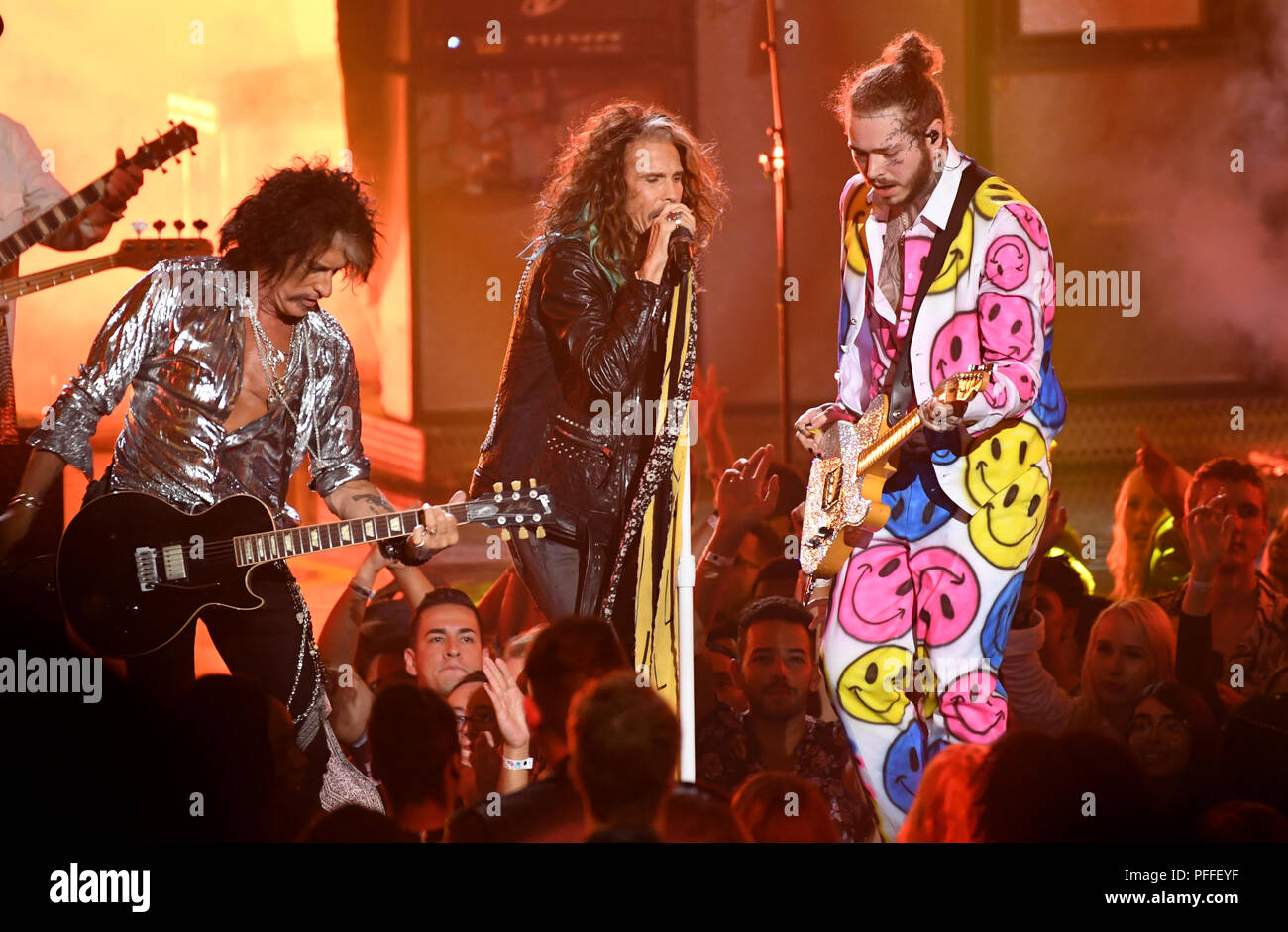 Post Malone (rechts) führt mit Joe Perry (links) und Steven Tyler von Aerosmith auf der Bühne im Jahr 2018 MTV Video Music Awards in der Radio City Music Hall in Los Angeles, USA statt. Bild Datum: Montag, August 20, 2018. Siehe PA Geschichte SHOWBIZ VMAs. Foto: PA/PA-Kabel auf der Bühne im Jahr 2018 MTV Video Music Awards statt, die auf dem Forum in Los Angeles, USA. Bild Datum: Montag, August 20, 2018. Siehe PA Geschichte SHOWBIZ VMAs. Foto: PA/PA-Kabel Stockfoto