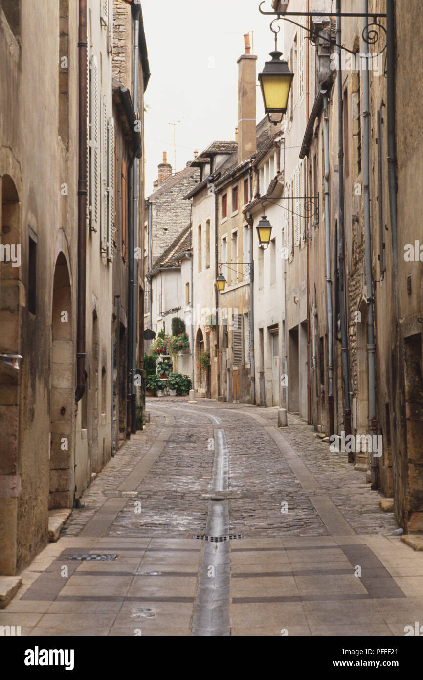 Frankreich, Burgund, Beaune, engen, gepflasterten Straße mit verzierten Lampen gesäumt. Stockfoto
