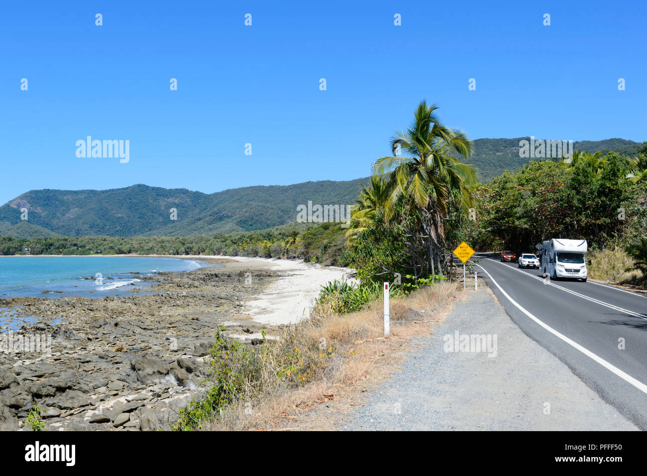 Reisemobil auf dem Captain Cook Highway zwischen Cairns und Port Douglas, Far North Queensland, FNQ, QLD, Australien Stockfoto