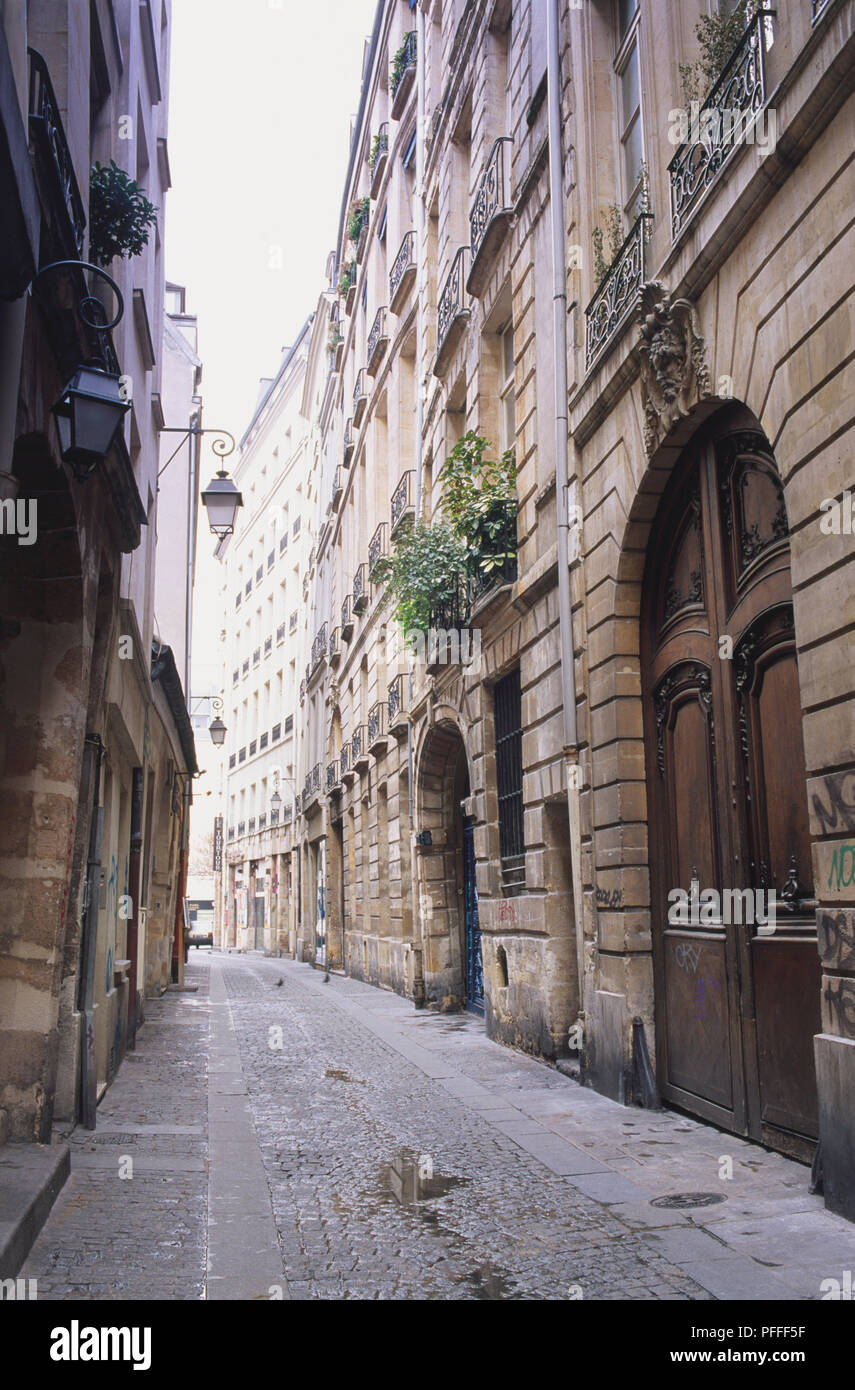 Frankreich, Paris, Beaubourg, rue Quincampoix, engen Straße mit hohen Gebäuden gesäumt. Stockfoto