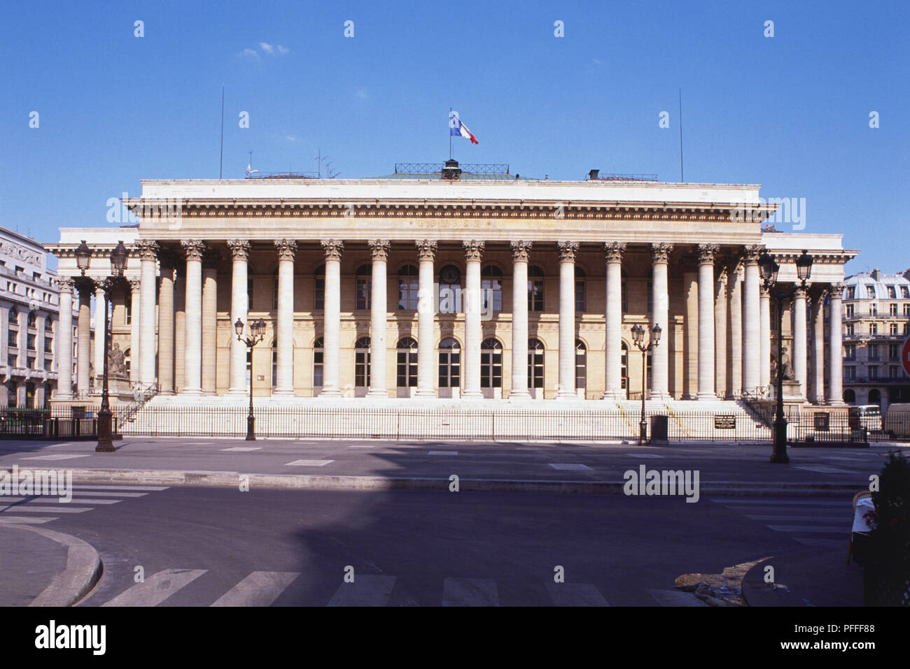 Frankreich, Paris, Palais de la Bourse mit weißem Marmor Spalten entlang der Fassade, der Heimat der französischen Börse, palace Gebäude mit Säulen vor. Stockfoto