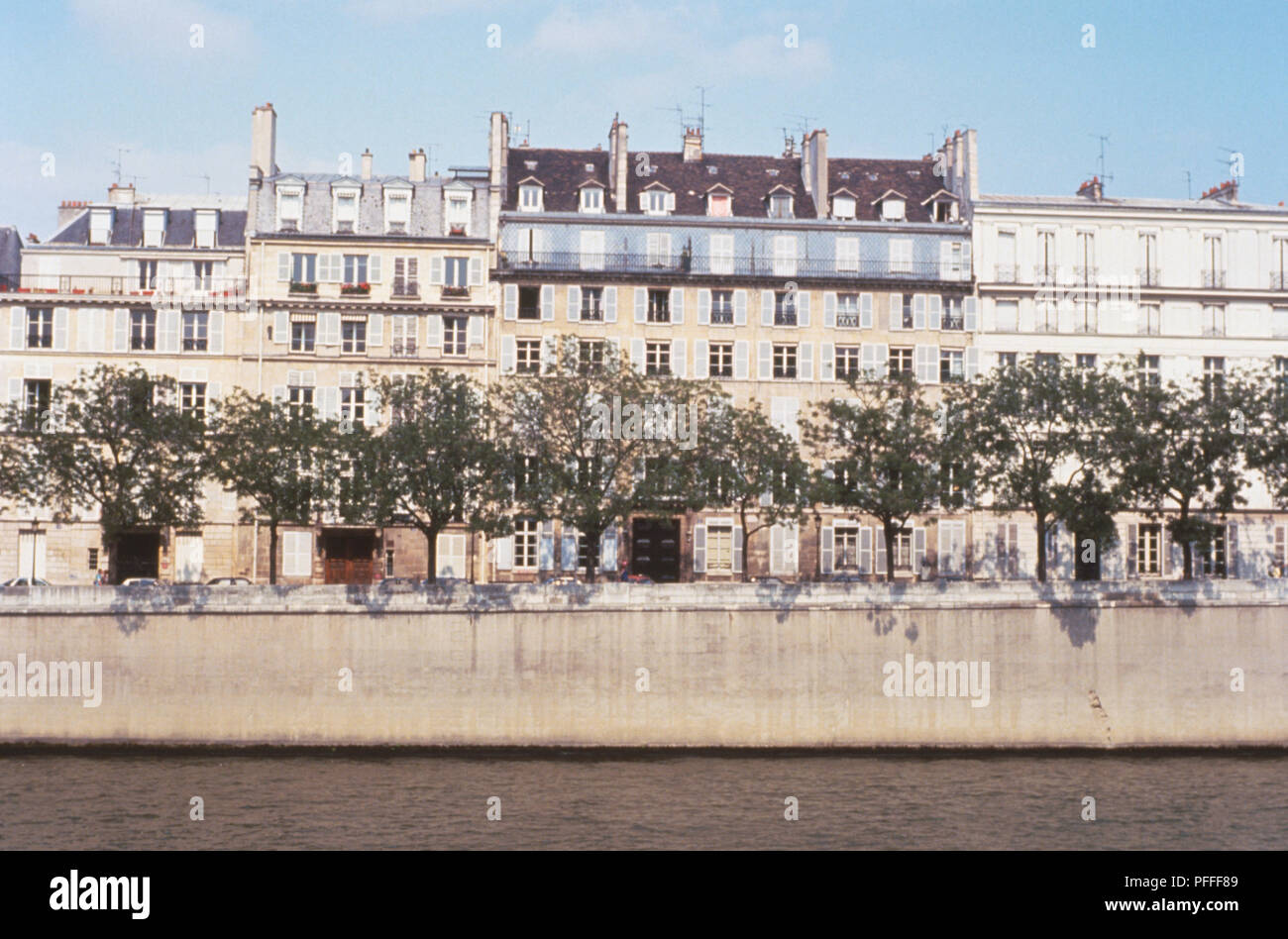 Frankreich, Paris, französische Gebäude und Bäume entlang der Seine. Stockfoto