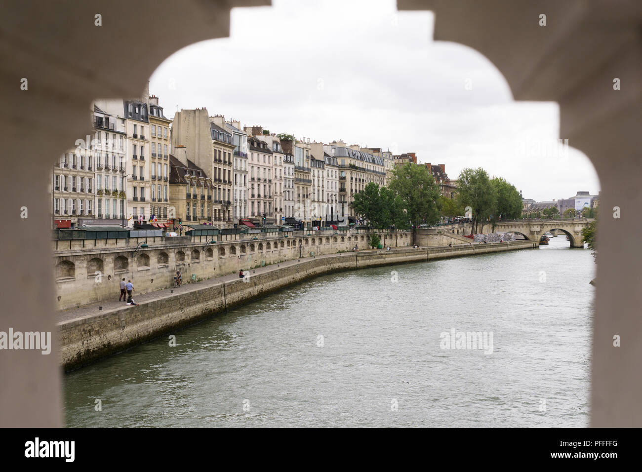 Paris Stadtbild - Gebäude am Quai des Grands Augustins von der Saint Michel Brücke in Paris, Frankreich, Europa gesehen. Stockfoto
