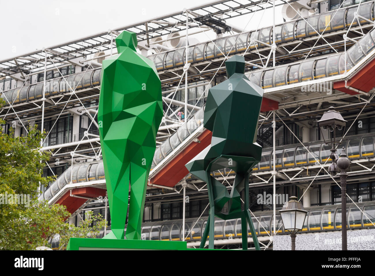 Beaubourg Paris Skulpturen - Skulpturen von Renzo Piano und Richard Rogers, Architekten des Centre Pompidou in Paris, Frankreich. Stockfoto