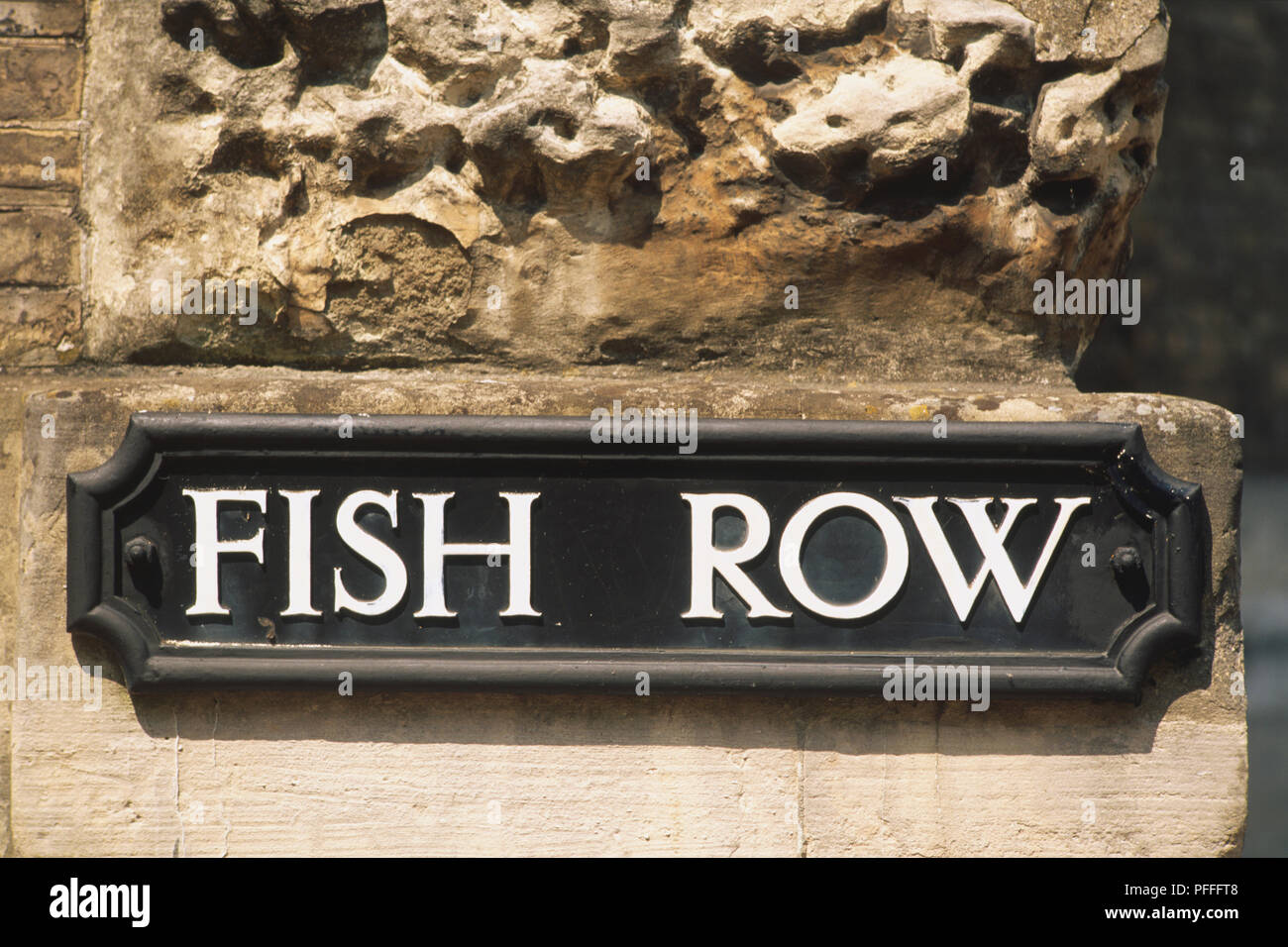 Grossbritannien, England, West Country, Wiltshire, Salisbury, Straßenschild "Fisch Reihe', eine Reflexion der Geschäfte des 13. Jahrhunderts. Weiße Schrift auf schwarzem Hintergrund. Stockfoto