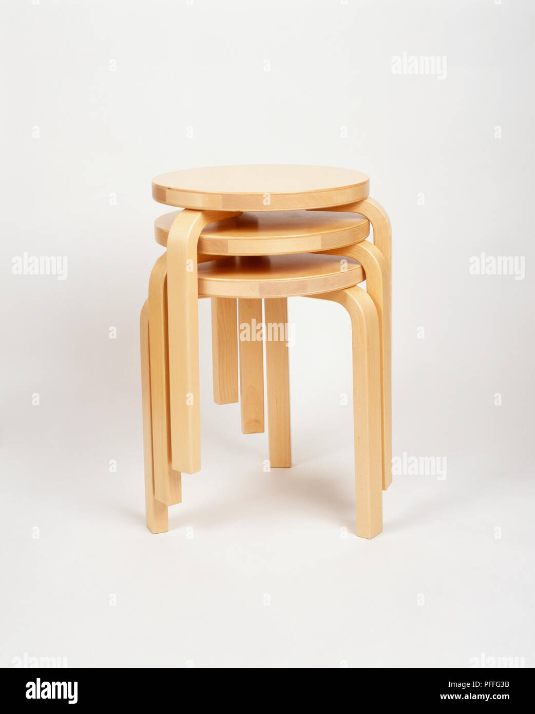 Drei runden Holz- Stühle übereinander gestapelt. Stockfoto
