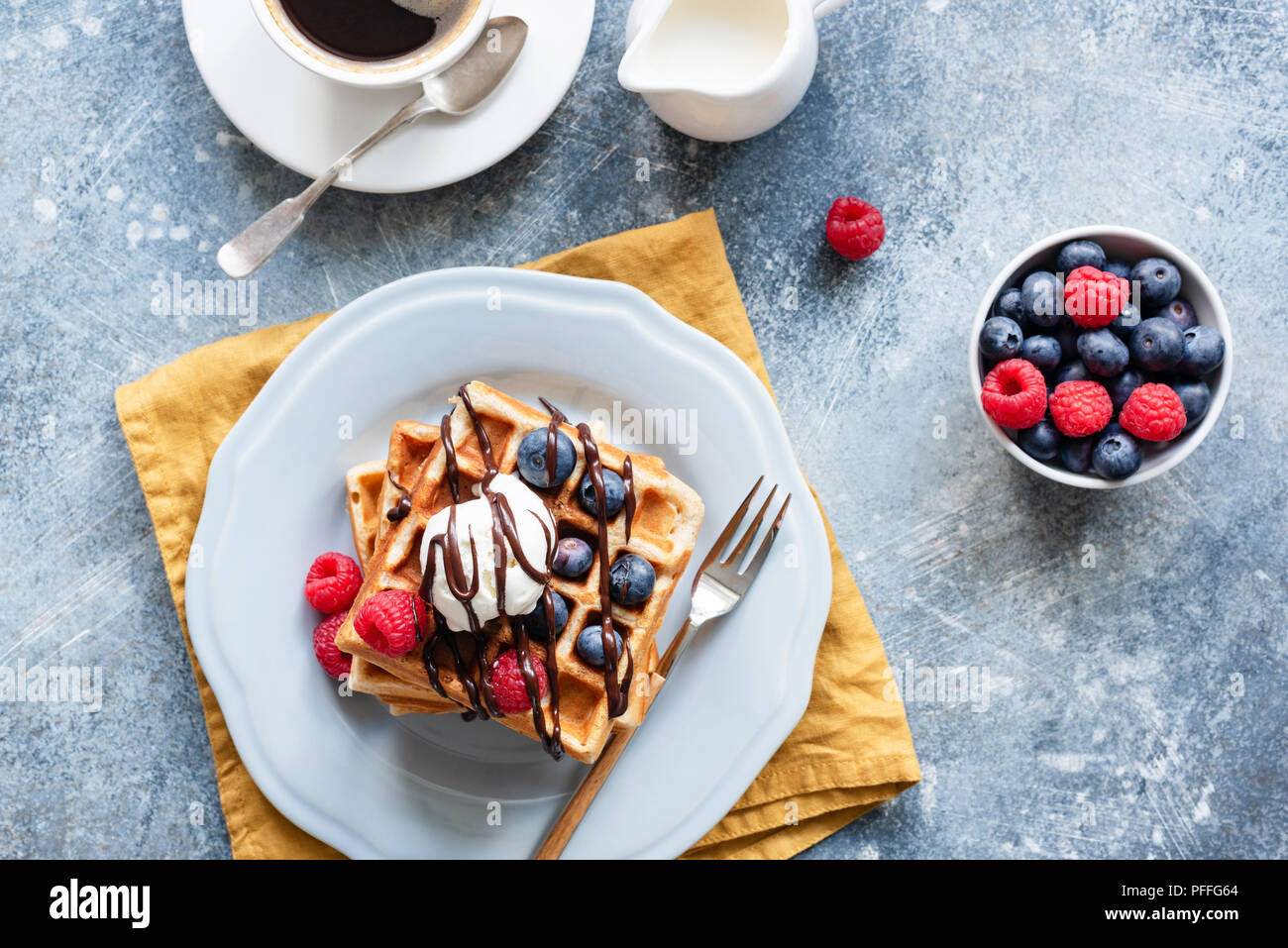 Frühstück mit belgischen Waffeln und Kaffee. Waffeln serviert mit ...