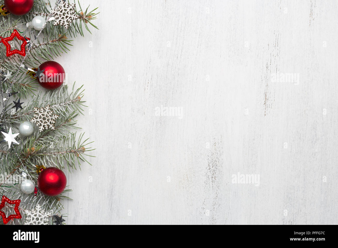 Tanne Zweig mit Weihnachtsschmuck auf alte, schäbige Hintergrund mit Kopie Platz für Text. Stockfoto
