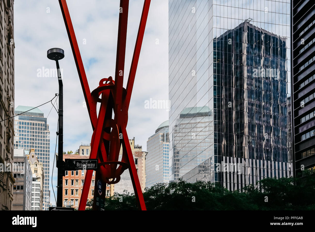 New York City, USA - 20. Juni 2018: Zuccotti Park und Skulptur im Financial District, in Lower Manhattan. Stockfoto