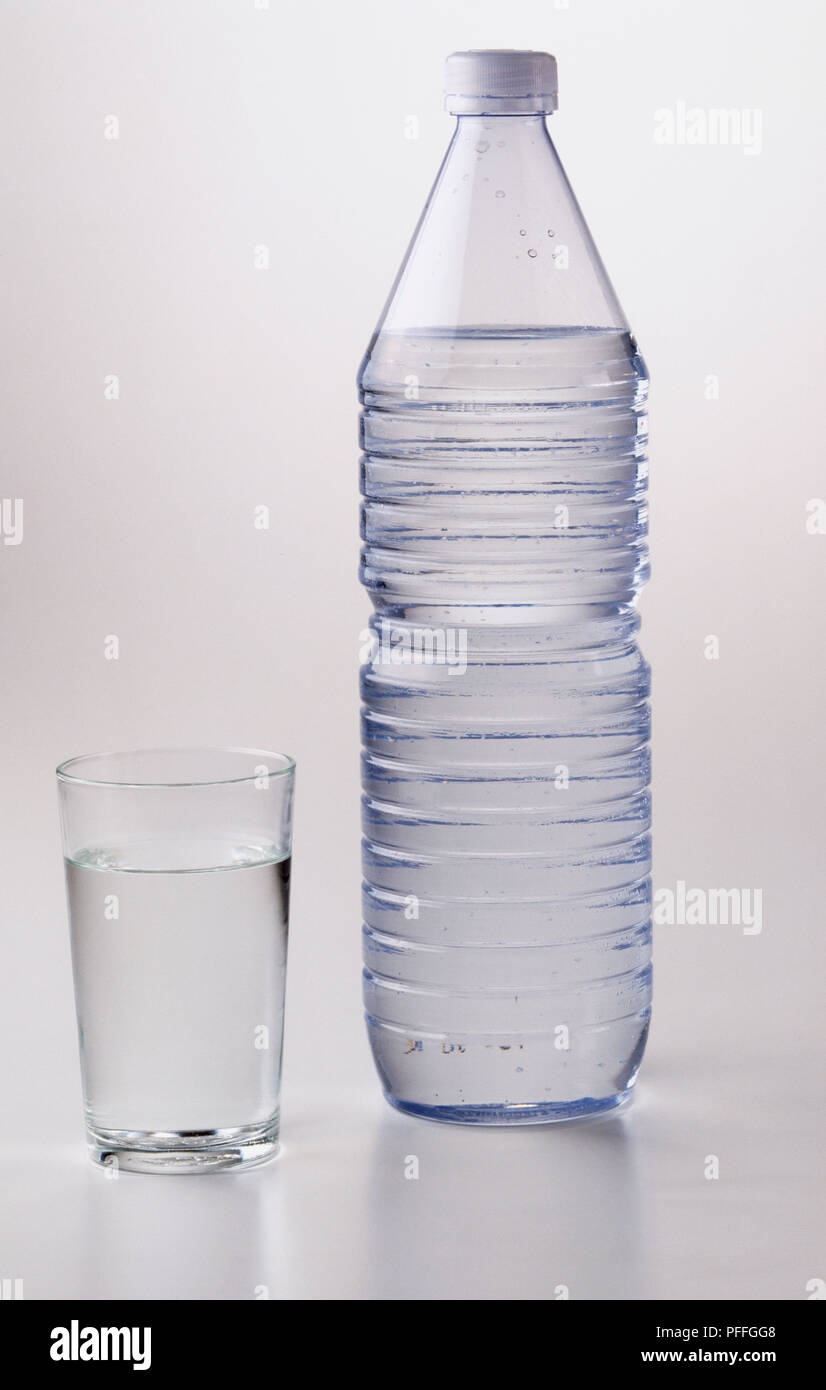 Kunststoff Flasche Wasser und ein Glas Wasser. Stockfoto