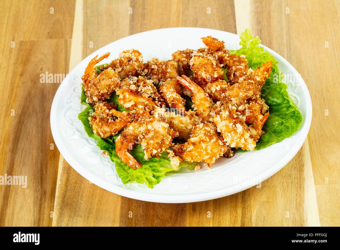 Teig Garnelen mit Salat Stockfoto
