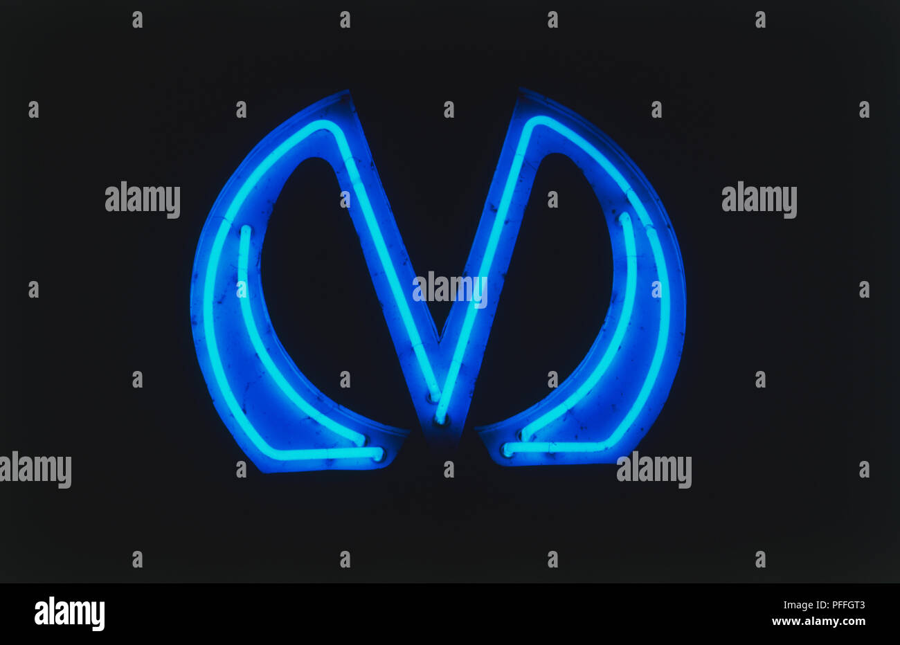 Russland, St. Petersburg, blau, neon-beleuchtete, stilisierte 'M' für Metro Stockfoto