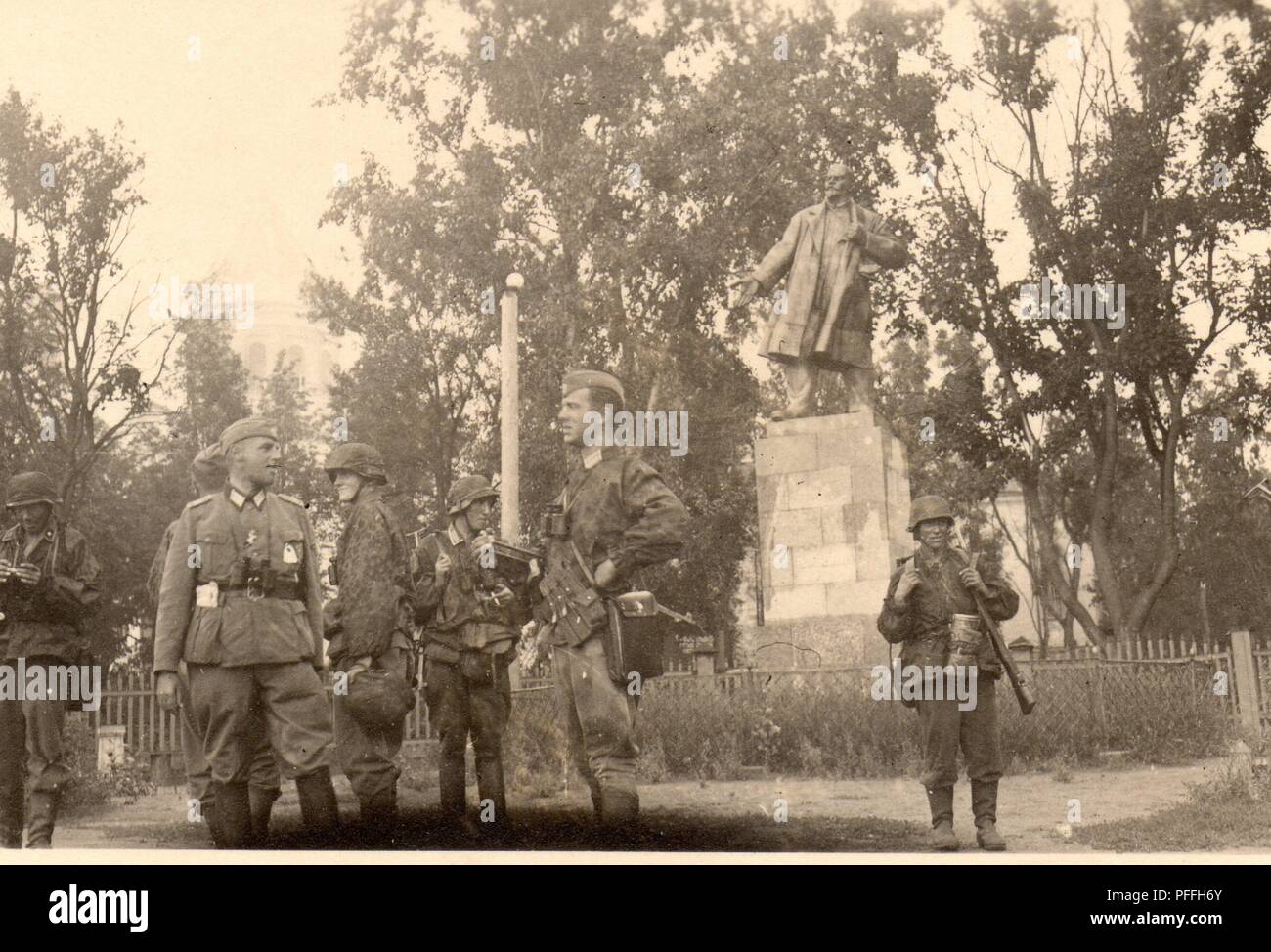 Die Soldaten der Waffen-SS unter Lenins Statue in Luga September 1941 Stockfoto