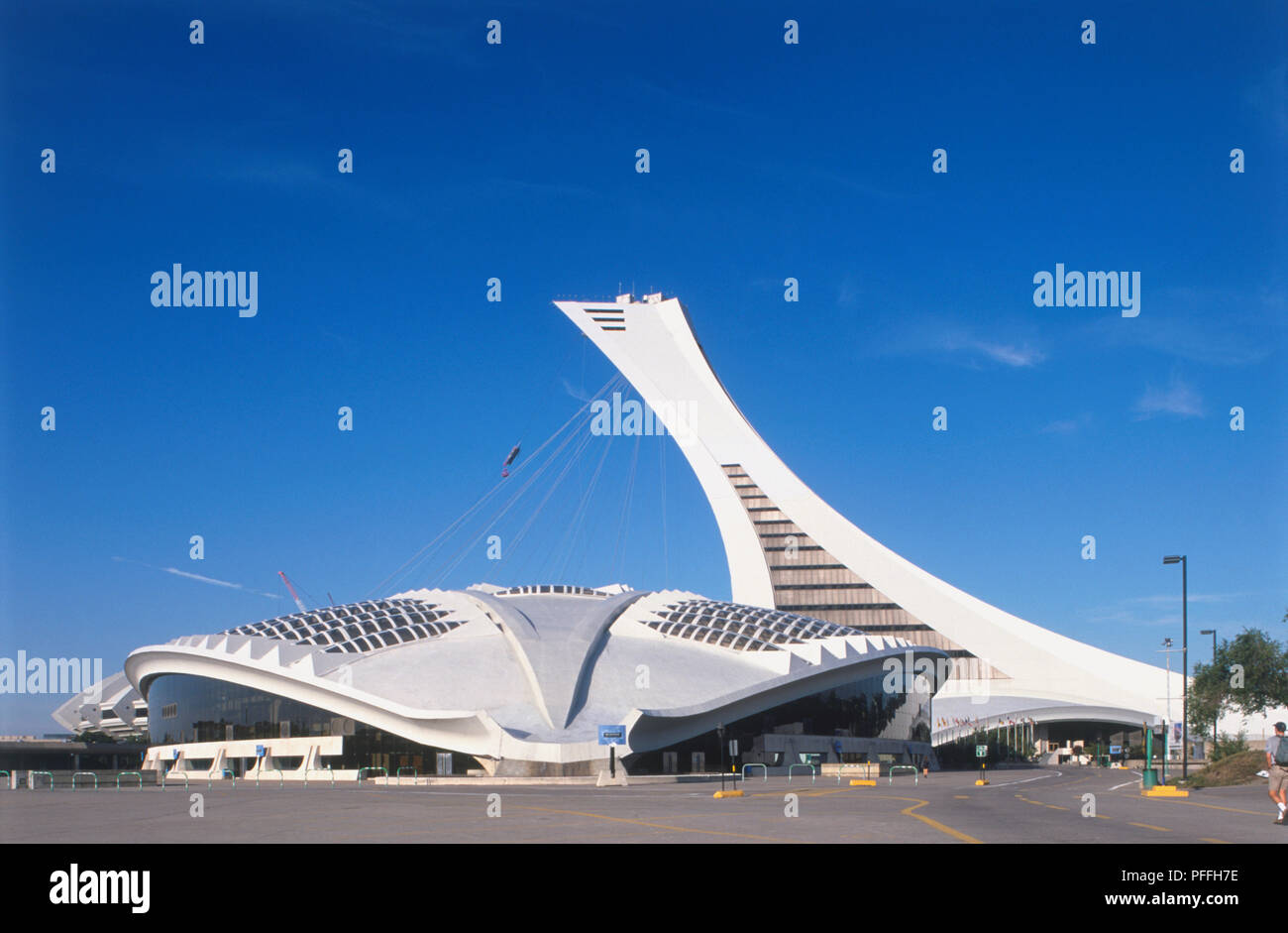 Kanada, Quebec, Montreal, Olympic Park, Olympic Tower über Olympiastadion Stockfoto