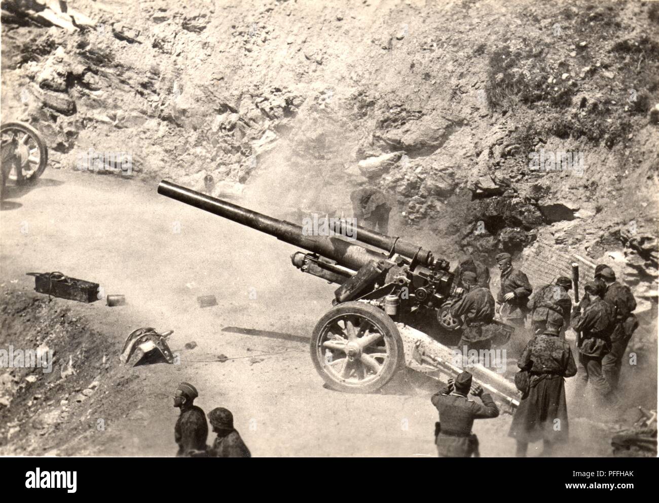 Deutsche Soldaten der Waffen-SS Leibstandarte Adolf Hitler Abteilung Brand ihre Artillerie auf Commonwealth Truppen in den Bergen von Griechenland 1941 Stockfoto