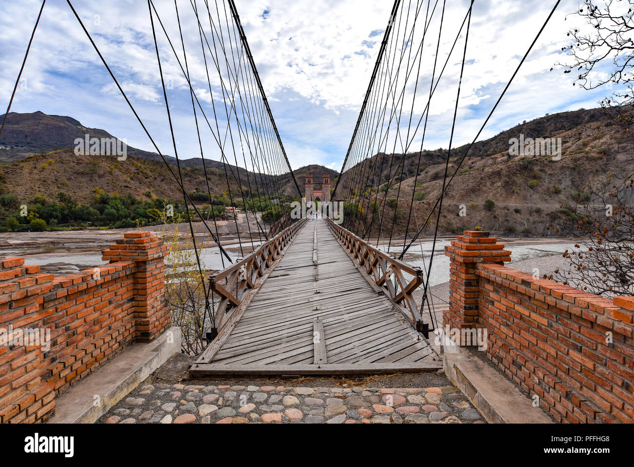 Puente Sucre (oder Puente Mendes), einer alten Hängebrücke 1890 überspannt den Rio Pilcomayo im Departamento Chuquisaca, Bolivien gebaut. Stockfoto