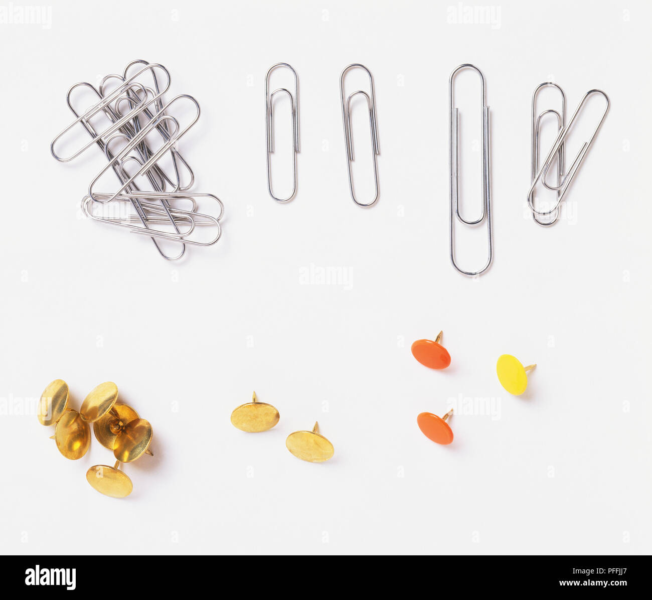 Büroklammern aus Metall (auch Stifte) Stockfoto