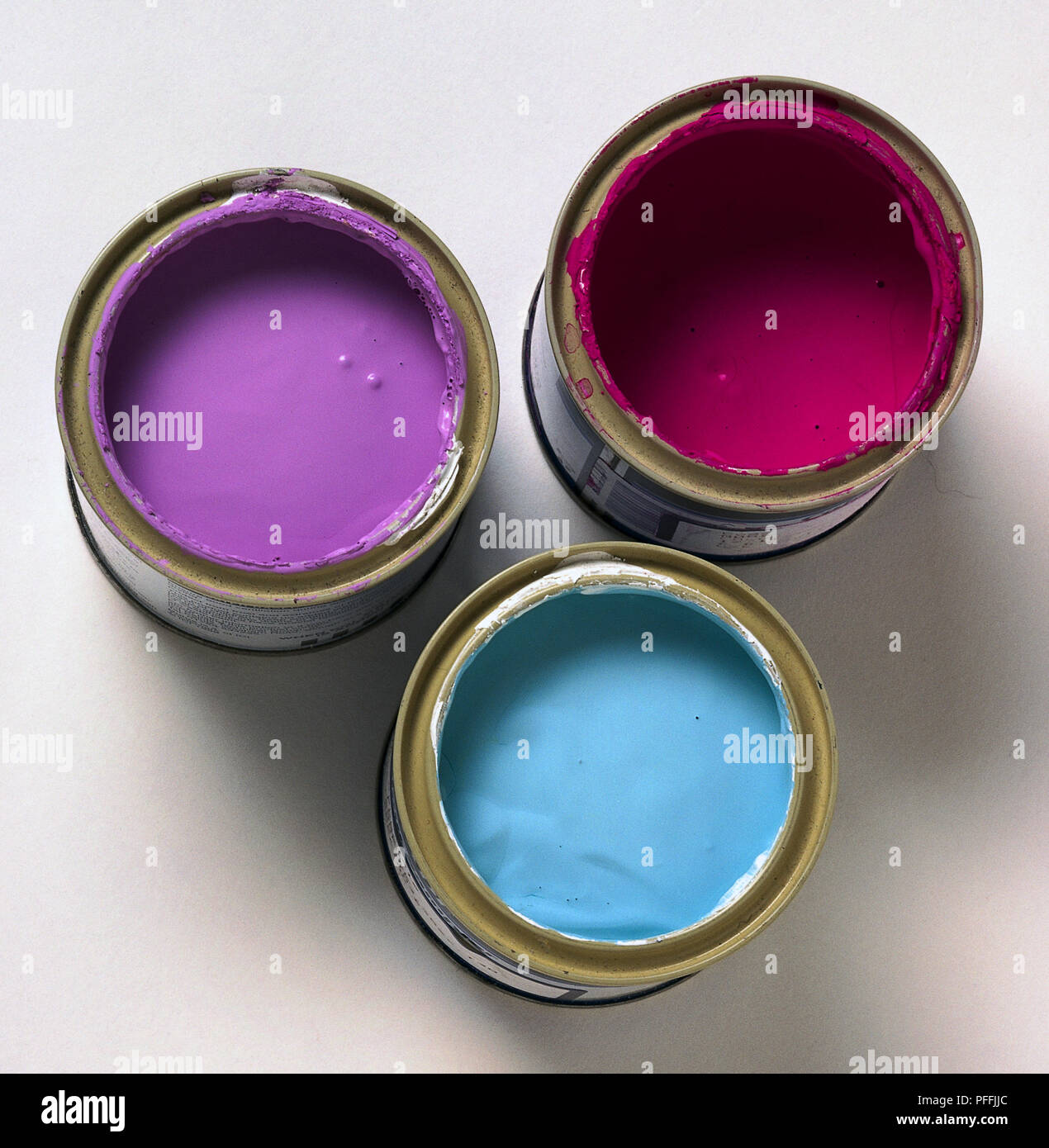 Dosen lila, rosa und hellblau Dispersionsfarbe, Ansicht von oben Stockfoto