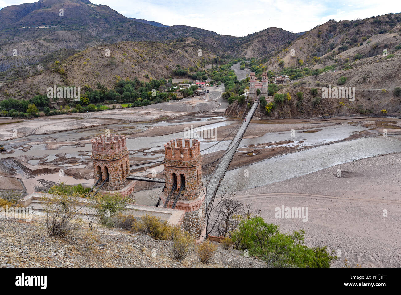 Puente Sucre (oder Puente Mendes), einer alten Hängebrücke 1890 überspannt den Rio Pilcomayo im Departamento Chuquisaca, Bolivien gebaut. Stockfoto