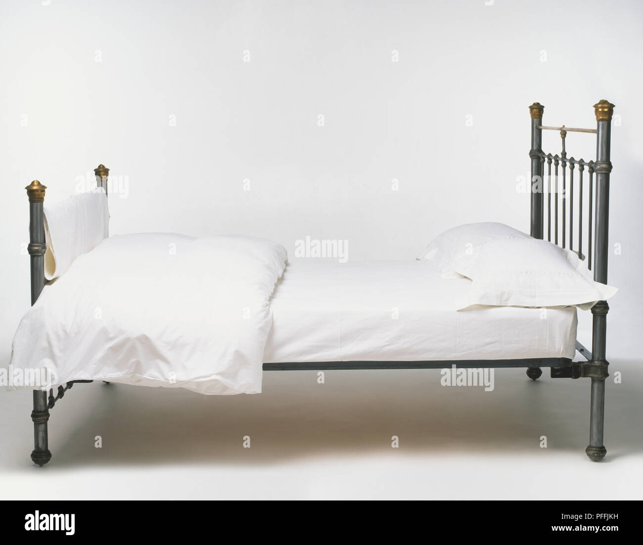63). Messing Bett mit Bettwäsche aus Baumwolle Stockfoto